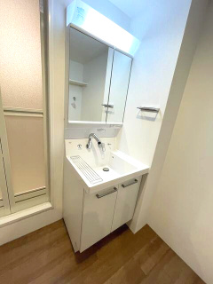 ＬＥＧＡＬＡＮＤ目黒大岡山の独立洗面台|独立洗面台、小物を置くことができて便利です