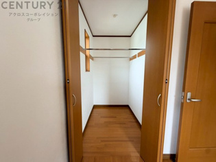 ウォークインクローゼットは、歩いて入れるタイプの収納スペースで、衣類や小物を整理しやすいのが特徴です。一般的なクローゼットよりも広く、収納力が高いため、家の中をすっきり保つのに役立ちます。