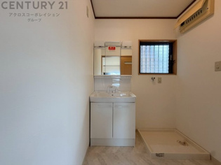 化粧品や洗顔料、歯ブラシなどの必需品をまとめて置ける収納スペースがあり、使用するたびに取り出す手間が省けます。また、水回りのため、濡れても大丈夫な素材が使用されており、お手入れが簡単です。