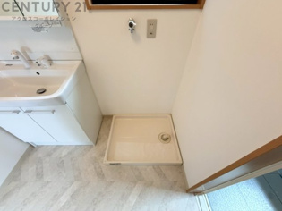 洗濯物の仕分け作業がしやすく、整理整頓が容易になります。洗濯音や湿気を他の部屋に持ち込まず、生活環境を快適に保ちます。上部を活用すれば収納スペースを確保でき洗剤や洗濯用品の整理もしやすくなります。