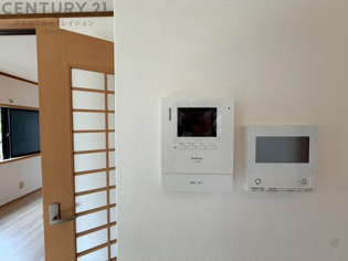 訪問者が来たときにテレビ画面で確認できるため、安心してドアを開けられます。録画機能があるものもあり、留守中に来訪者を記録しておくことができます。利便性が高く、セキュリティ面でも安心です。