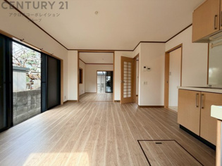 2025年4月リフォーム物件。リフォーム内容（浴槽コーティング、洗面化粧台新調、ウォシュレット新調、キッチンコーティング、コンロ交換、1階和室→洋室へ変更、全室クロス張替、玄関前タイル張替）