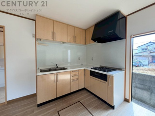 壁付けシステムキッチンはスペースの最大限の有効活用が可能で、動線がスムーズになり調理や準備が快適で効率的に行えます。収納スペースや吊り戸棚が設けられ、調理器具や食器類をスマートに収納できます。