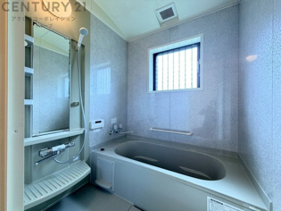 気密性と断熱性に優れ、外気の影響を受けにくく、浴室内の温度を一定に保ちやすいです。特に冬場は、暖房効率が高まり、快適なバスタイムを過ごせます。