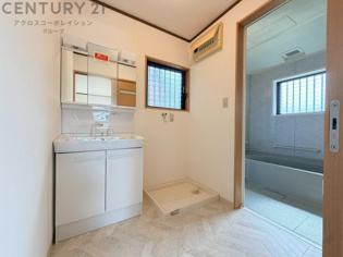 衣服の収納や脱ぎ着や整理整頓がしやすく、湿った衣類を乾燥させるスペースがありカビや臭いの発生を防ぎます。床の汚れを他の部屋に持ち込まず清潔を保つことができます。また快適な入浴環境の整備にも役立ちます。