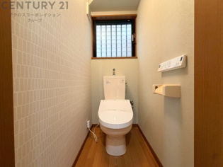 温水洗浄便座付トイレは温水洗浄機能により、暖かい水でおしりを洗浄することができ、冷たい水を使う従来の便座に比べ、温水洗浄機能で暖かいトイレを提供し、快適な使用を可能にします。