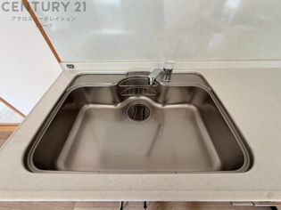 大きなシンクでお鍋などの大きな調理器具を洗う際にも便利です。