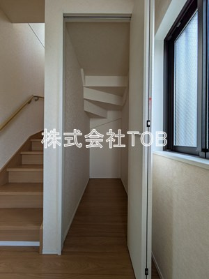 【内装】 | 調布市多摩川３－３１戸建 | 階段下収納