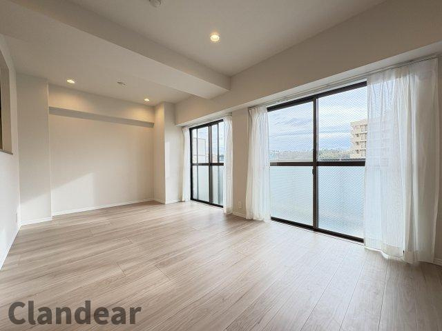 松戸東光マンションの居間・リビング|ドキドキの新生活も、安心してスタート。ぴったりの住まいを見つけませんか？クランディアが一緒に住まい選びをサポートします‼　まずは、お気軽にお問合せください　＃クランディア