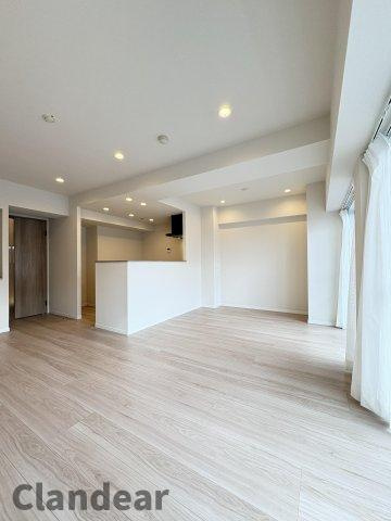 松戸東光マンションの居間・リビング|ドキドキの新生活も、安心してスタート。ぴったりの住まいを見つけませんか？クランディアが一緒に住まい選びをサポートします‼　まずは、お気軽にお問合せください　＃クランディア