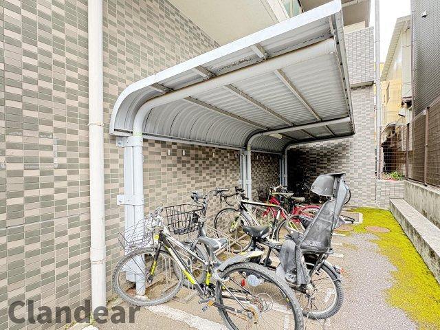 松戸東光マンションの駐輪場|ドキドキの新生活も、安心してスタート。ぴったりの住まいを見つけませんか？クランディアが一緒に住まい選びをサポートします‼　まずは、お気軽にお問合せください　＃クランディア