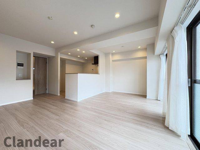 松戸東光マンションの居間・リビング|ドキドキの新生活も、安心してスタート。ぴったりの住まいを見つけませんか？クランディアが一緒に住まい選びをサポートします‼　まずは、お気軽にお問合せください　＃クランディア