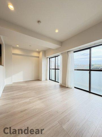 松戸東光マンションの居間・リビング|ドキドキの新生活も、安心してスタート。ぴったりの住まいを見つけませんか？クランディアが一緒に住まい選びをサポートします‼　まずは、お気軽にお問合せください　＃クランディア