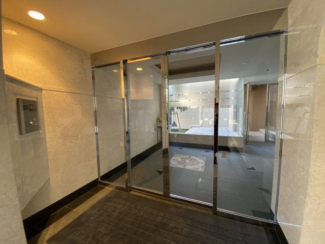 WISTERIA KOMAZAWA　床暖房　免震構造　駅近　バイク置場のロビー