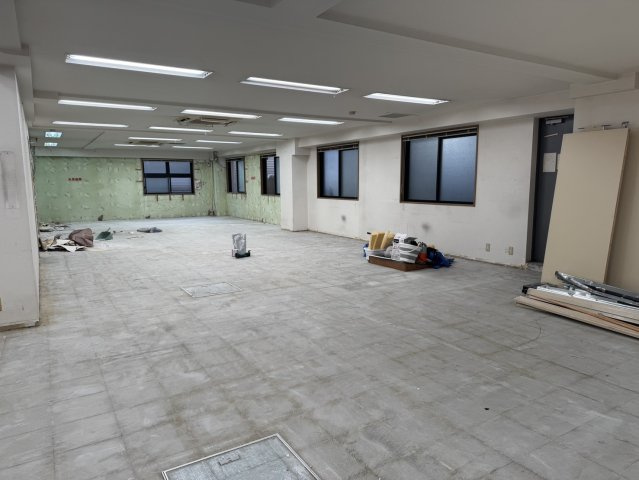 ファン神楽坂の居間・リビング|天井も抜いてスケルトン渡しです