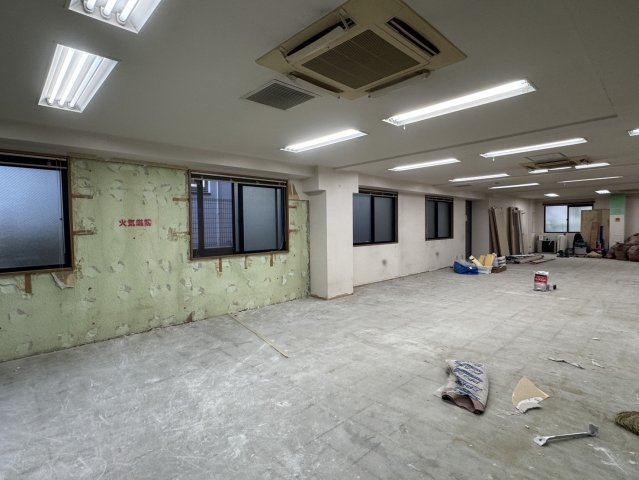 ファン神楽坂のキッチン|天井も抜いてスケルトン渡しです