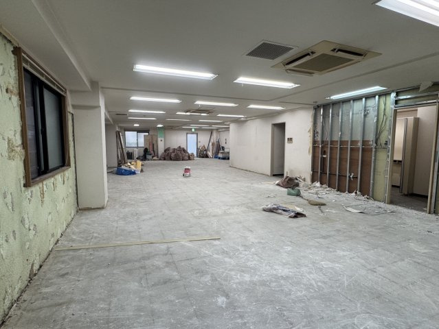 ファン神楽坂の洋室|天井も抜いてスケルトン渡しです