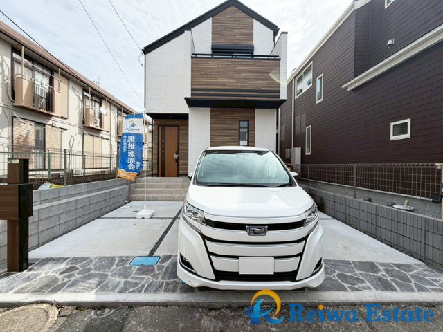 新築戸建　藤沢市鵠沼海岸7丁目の駐車場|お子様の自転車やバイクの置場を確保できるゆとりの駐車スペース♪