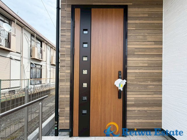 新築戸建　藤沢市鵠沼海岸7丁目の玄関|生活のしやすいアプローチ、閑静な住宅地に佇む邸宅です♪