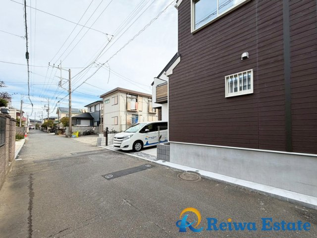 新築戸建　藤沢市鵠沼海岸7丁目の前面道路含む現地写真|【 そうてつローゼン鵠沼店】まで約500ｍ、【ローソン 鵠沼海岸七丁目店】まで約180ｍとお買い物に便利です。
