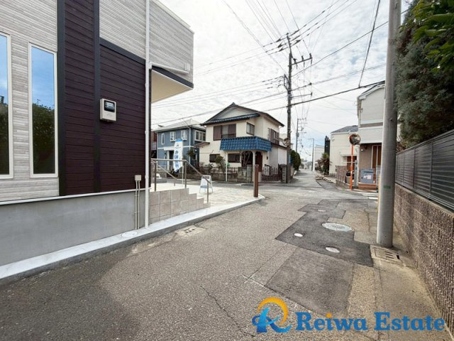 新築戸建　藤沢市鵠沼海岸7丁目の前面道路含む現地写真|教育や買物施設が整っているため、しっかりとした暮らしやすさがあります。