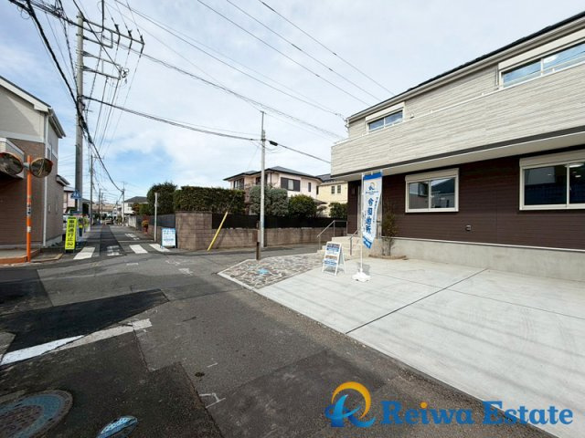 新築戸建　藤沢市鵠沼海岸7丁目の前面道路含む現地写真|ご家族分の自転車を駐輪したり、来客用の駐車スペースとしてもお使いいただけます。