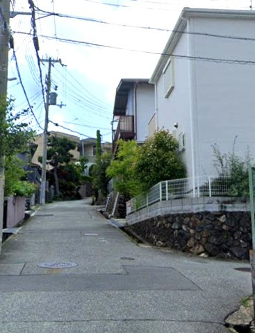 宝塚市野上5丁目の前面道路含む現地写真|角地の中古一戸建ては他の建物との隣接面が少ないので開放感があります
