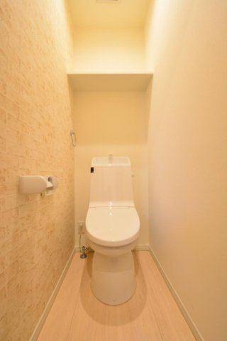 宝塚市野上5丁目のトイレ|節水型でエコなトイレには、今では当たり前のウォシュレット付き。
