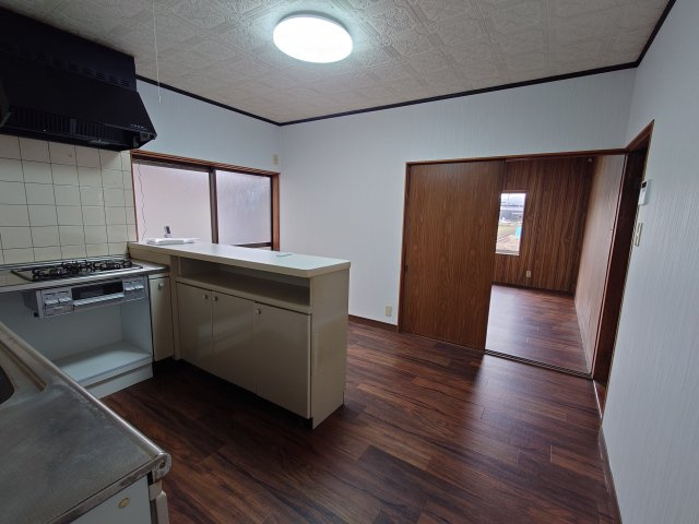 高岡市波岡貸家の居間・リビング