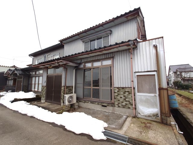 高岡市波岡貸家の外観