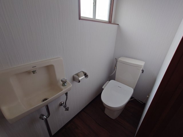 高岡市波岡貸家のトイレ