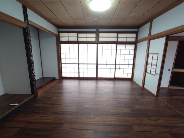 高岡市波岡貸家の内装