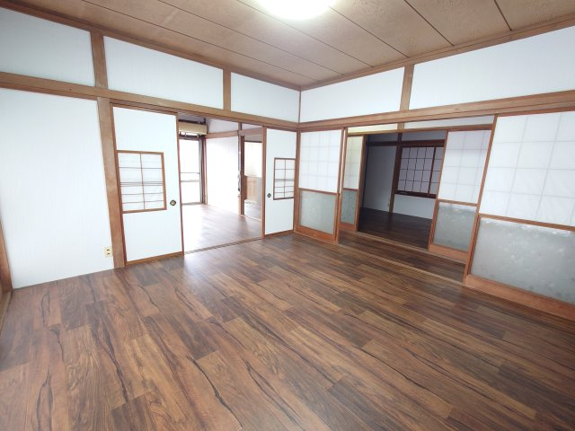 高岡市波岡貸家の内装