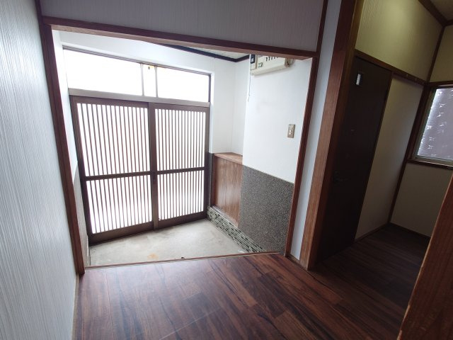高岡市波岡貸家の玄関