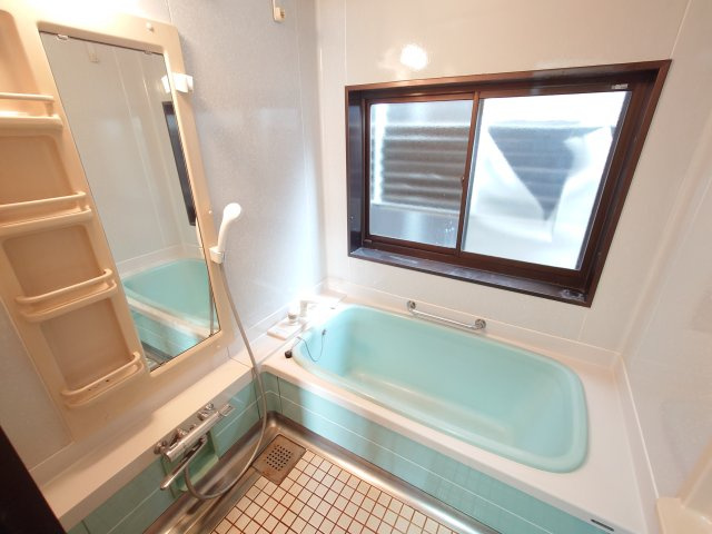 高岡市波岡貸家の浴室