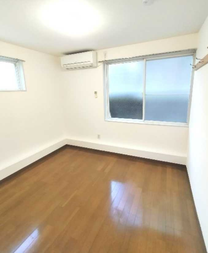 ティーケー野沢　敷金０　システムキッチン　角部屋の居間・リビング