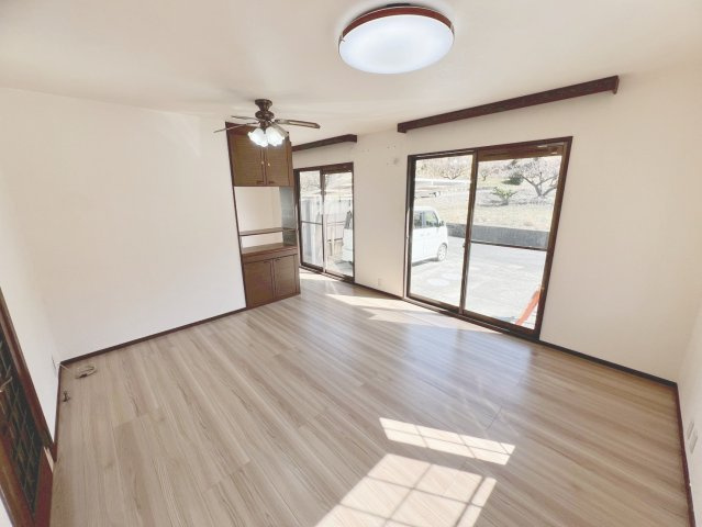 中古 戸建ての居間・リビング|リフォーム前（壁、壁紙）