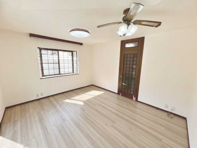 中古 戸建ての洋室|リフォーム前（壁、壁紙）