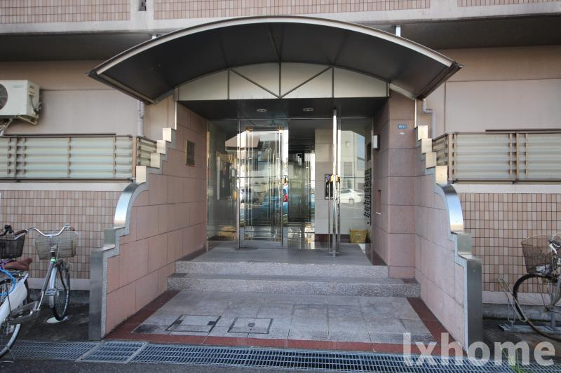 茨木ロイヤルのエントランス|清潔なエントランスです
