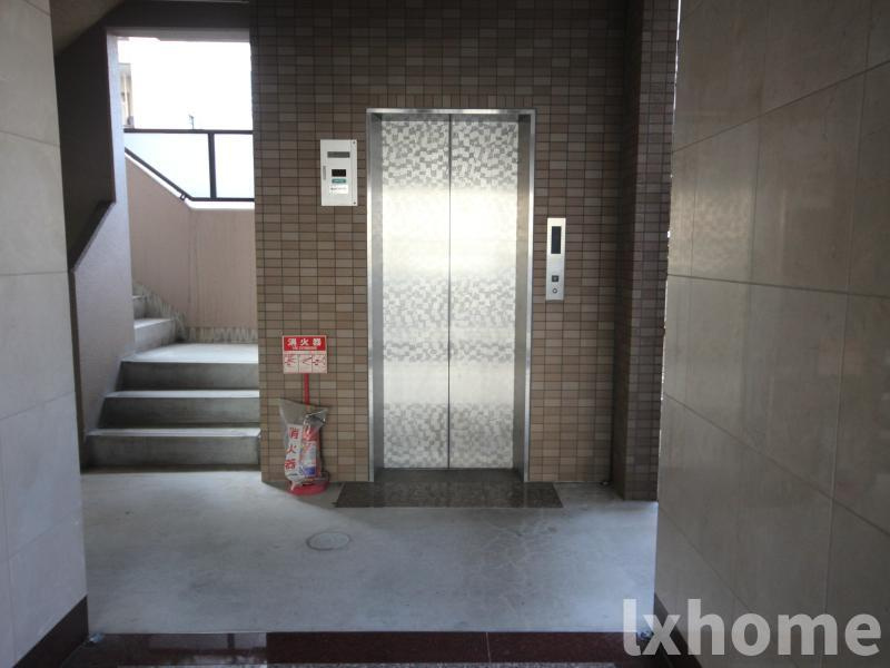 茨木ロイヤルのロビー|建物の内部です