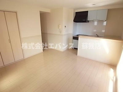 【居間・リビング】 | メルローズ蘇我 | こちらの居間で趣味の時間をお楽しみください