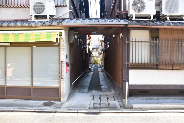 三条商店街近く あなたの手で育てる、レトロ貸家のエントランス|トンネル路地の入口