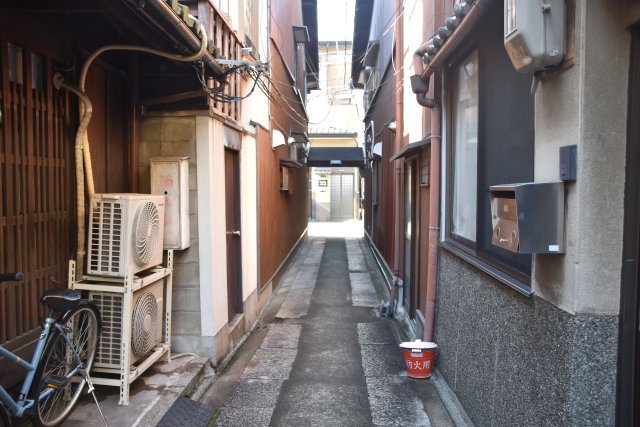 三条商店街近く あなたの手で育てる、京町家の周辺|路地の様子