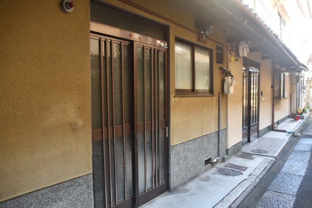 三条商店街近く あなたの手で育てる、レトロ貸家の外観