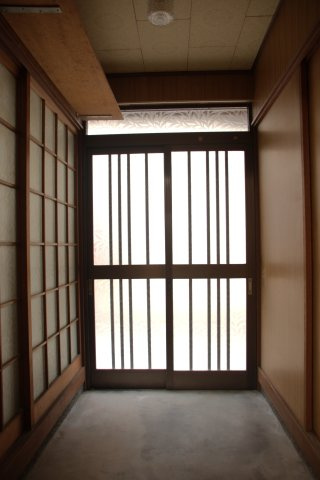 三条商店街近く あなたの手で育てる、レトロ貸家の玄関