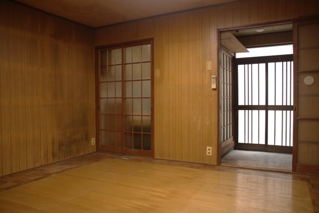 三条商店街近く あなたの手で育てる、レトロ貸家の洋室