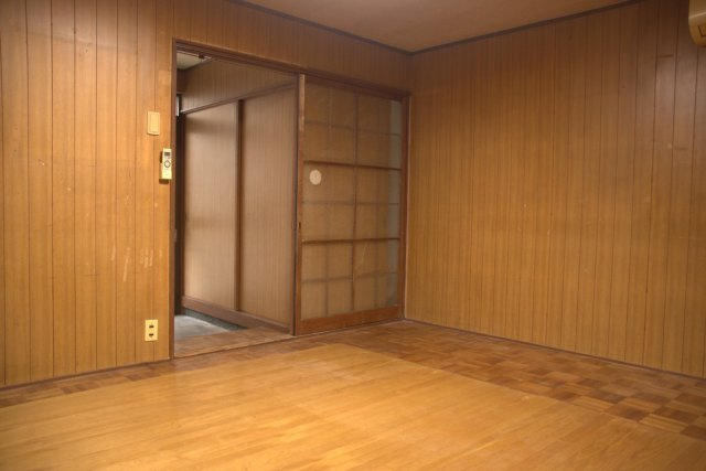 三条商店街近く あなたの手で育てる、レトロ貸家の洋室