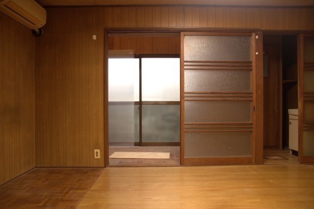 三条商店街近く あなたの手で育てる、レトロ貸家の洋室