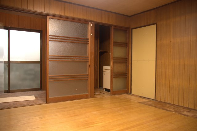 三条商店街近く あなたの手で育てる、レトロ貸家の洋室