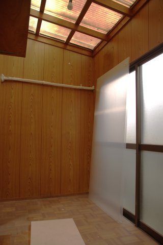 三条商店街近く あなたの手で育てる、レトロ貸家の洋室|明るいサンルーム